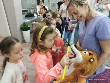 „W służbie człowiekowi” – w Miejskiej i Gminnej Bibliotece Publicznej w Wieluniu odbyło się spotkanie z dentystą